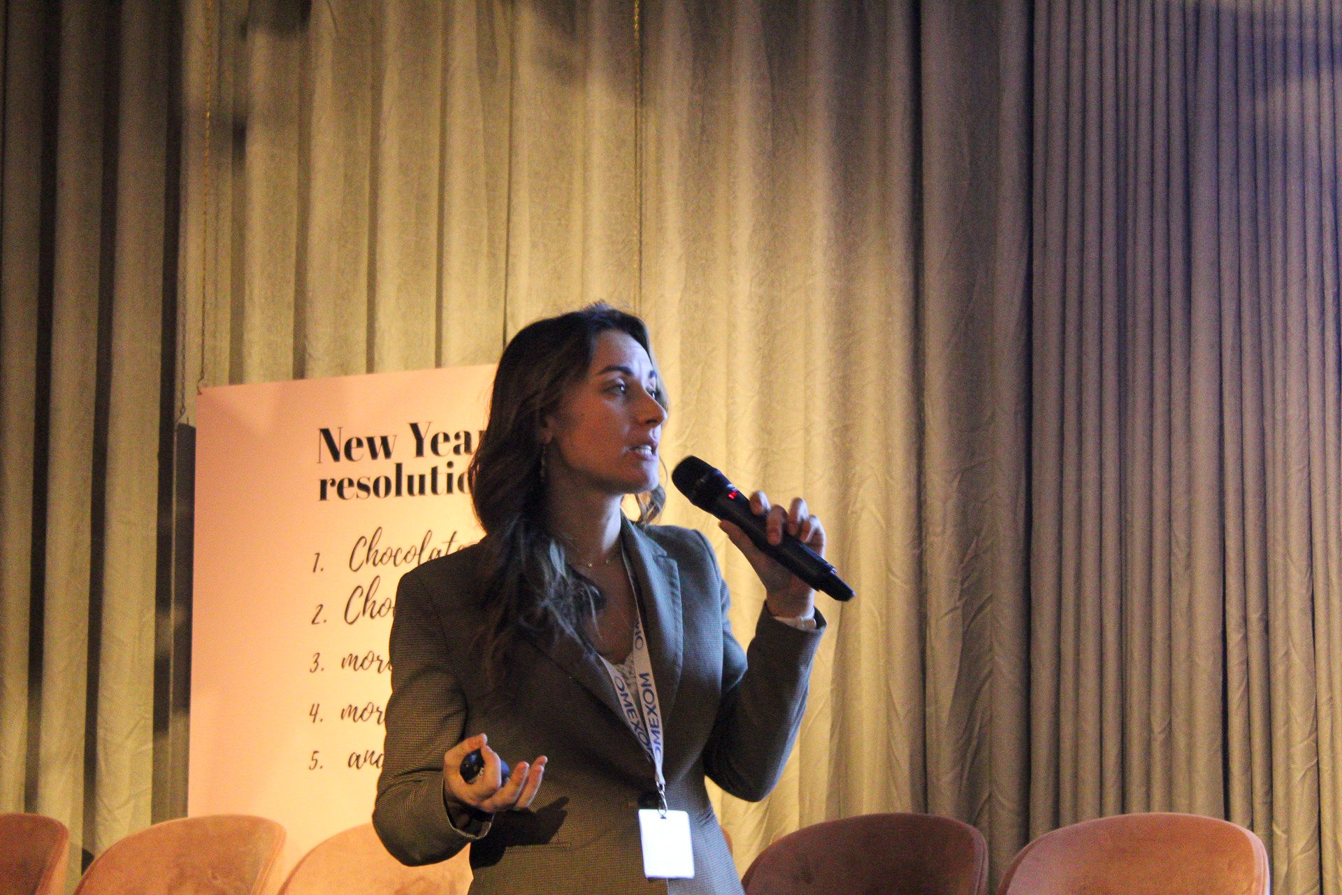 Lorédana Ludot speaking during a professional knowledge-sharing session in Antwerpen