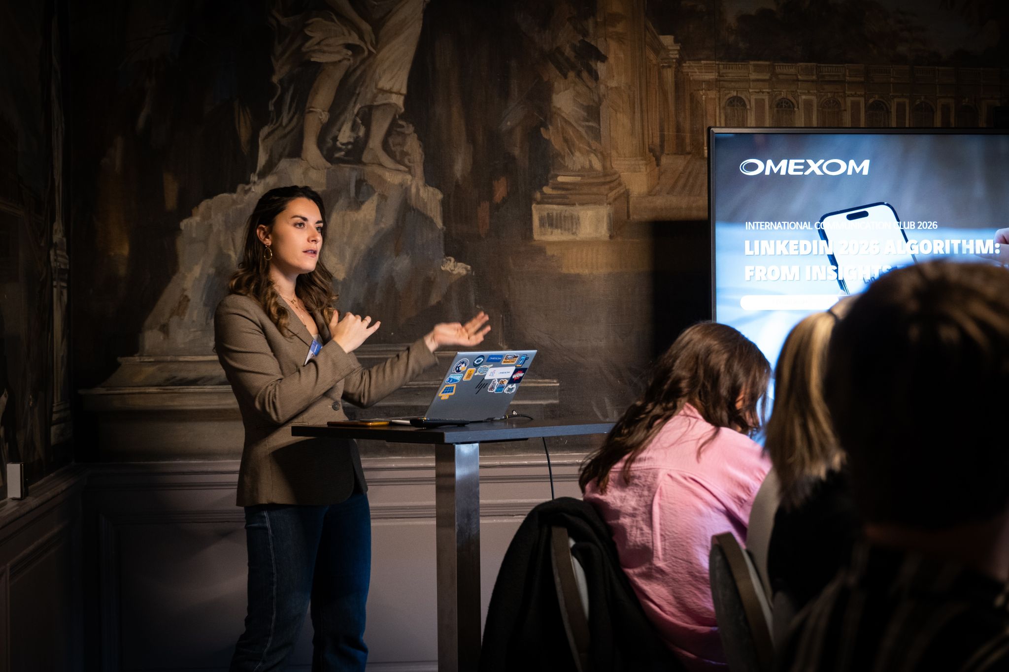 Lorédana Ludot presenting insights about the LinkedIn algorithm